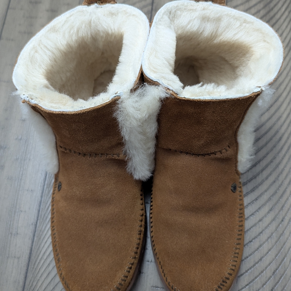 Minnetonka Tan Shearling Lined Boots Women's 10